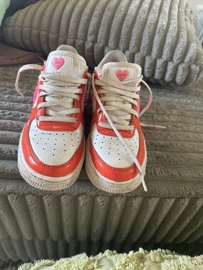 Air Force 1’s Kids Heart Accent White and Coral Sneakers - Love Detail